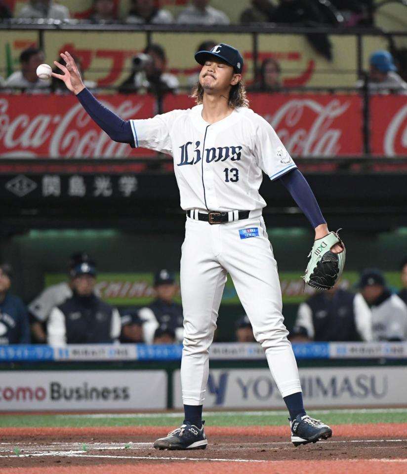 　６回、捕手・小島の捕逸で２点目を失い目をつむる高橋光（撮影・佐藤厚）