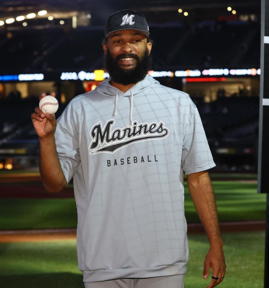 移籍後初勝利をあげ、記念撮影に応じるジャクソン（撮影・中島達哉）