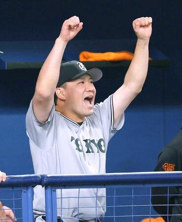 　勝利の瞬間、ベンチでガッツポーズする田中将（撮影・西岡正）