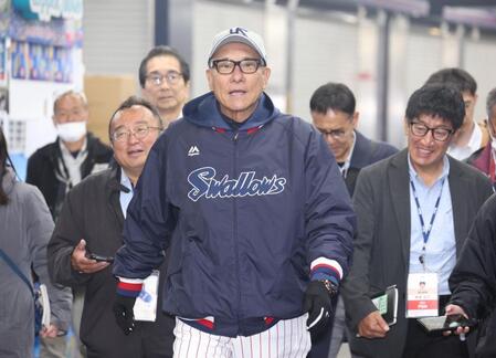 練習に向かう池山監督（中央）＝撮影・石井剣太郎