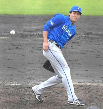 　６回、横山の打球に反応する藤浪（撮影・金居みつよし）