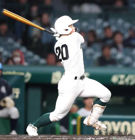 　九州国際大付戦で８回に３ランを放つ専大松戸・吉田＝３月２６日