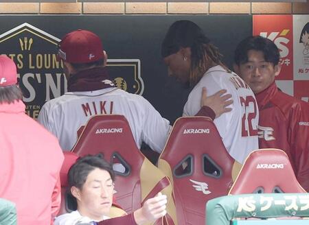 ５回、三木監督（左）から声をかけられるウレーニャ（撮影・佐々木彰尚）