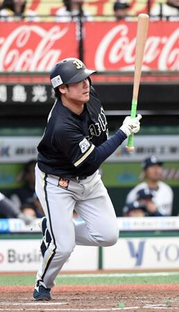 ５回、大城は右前に逆転の２点適時打を放つ（撮影・佐藤厚）