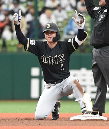 ６回、太田は右翼へ適時二塁打を放ち、ガッツポーズ（撮影・佐藤厚）