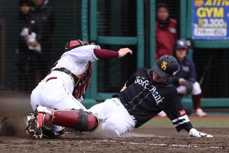 ４回、今宮の左前適時打で二走・牧原大が生還（捕手・伊藤光）＝撮影・佐々木彰尚