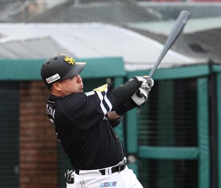 ８回、山川は左中間にソロを放つ（撮影・佐々木彰尚）