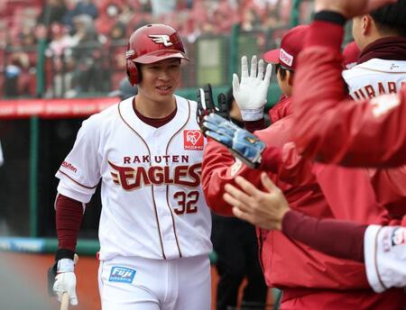 １回、右越えに先頭打者ソロを放ち、ベンチ前でナインに出迎えられる中島（撮影・佐々木彰尚）