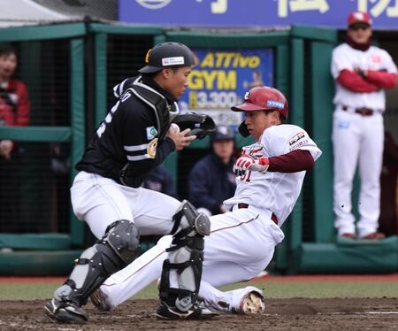 ５回、小深田のスクイズで三走・小郷が生還（捕手・海野）＝撮影・佐々木彰尚