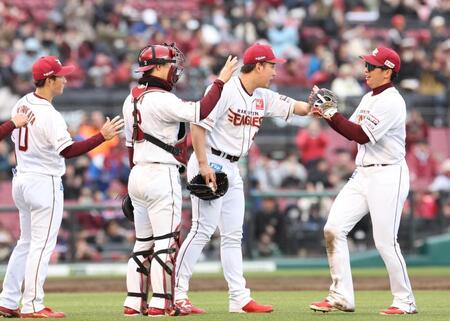 勝利に喜ぶ楽天ナイン（撮影・佐々木彰尚）