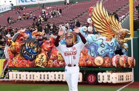 声援に応える村林（撮影・佐々木彰尚）