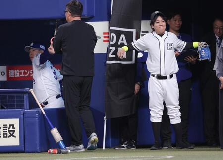 ストレッチする井上監督（左）の横でストレッチするぺこぱの松陰寺太勇（撮影・西岡正）