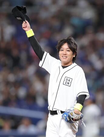 始球式を終え、帽子を振るぺこぱの松陰寺太勇（撮影・西岡正）