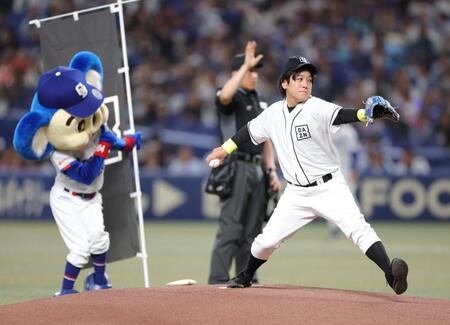 ドアラが見守る前で始球式するぺこぱの松陰寺太勇（撮影・西岡正）