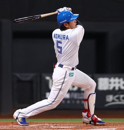 １回、先制ソロを放つ野村（撮影・中島達哉）