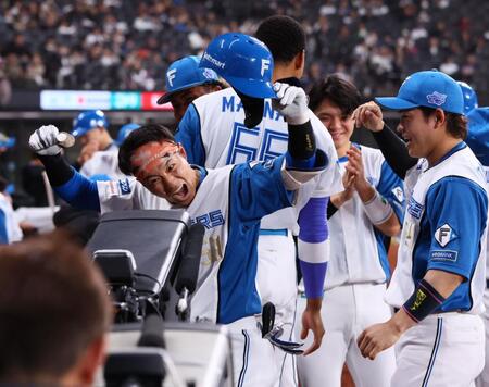 ２回、２ランを放ち、カメラに向かってポーズを決める奈良間（左）＝撮影・中島達哉