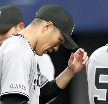 ５回、厳しい表情でベンチへ戻る則本（撮影・西岡正）