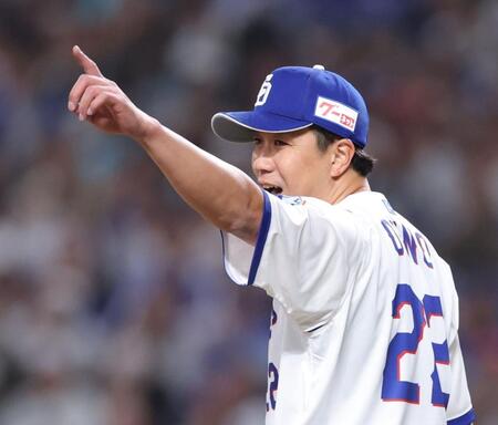 ２回、ダルベックの三塁への打球を好捕した福永をねぎらう大野（撮影・西岡正）