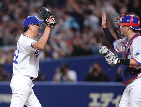 完封勝利で木下（右）と喜び合う大野（撮影・西岡正）