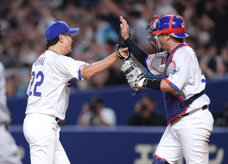 完投勝利で木下（右）と喜び合う大野（撮影・西岡正）