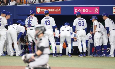 ４回開始前、円陣を組む中日ナイン（撮影・西岡正）