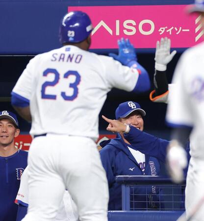 ５回、先制２ランを放ったサノーを笑顔で迎える井上監督（撮影・西岡正）