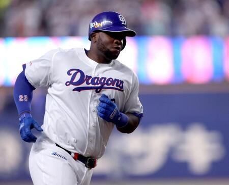 ５回、先制２ランを放ち、本塁へ向かうサノー（撮影・西岡正）