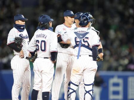 ６回、奥川（中央）のもとに集まるヤクルトナイン（撮影・石井剣太郎）