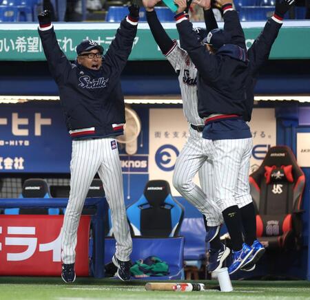劇的勝利に喜ぶ池山監督ら（撮影・石井剣太郎）