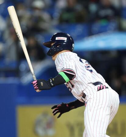 ９回、サヨナラ打を放つ伊藤（撮影・石井剣太郎）