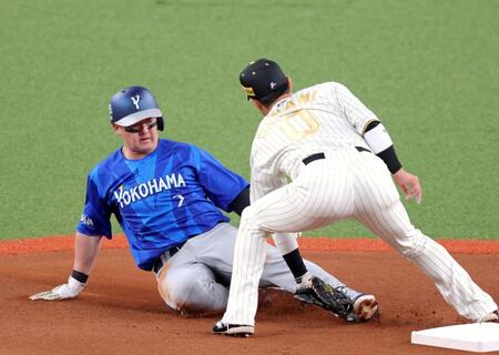 １回、二盗に失敗する牧（撮影・立川洋一郎）