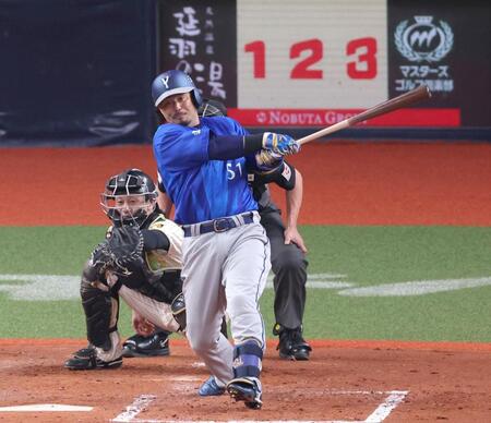 ４回、適時二塁打を放つ宮崎（撮影・立川洋一郎）