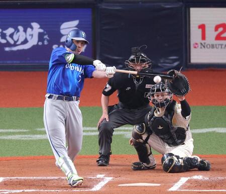 ６回、中前へ適時打を放つ佐野（撮影・立川洋一郎）