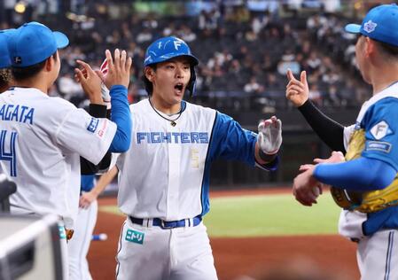 １回、先制ソロを放ち、ナインに迎えられる野村（中央）＝撮影・中島達哉