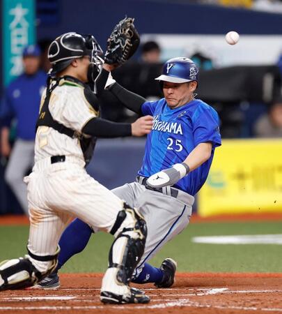 ４回、宮崎の適時二塁打で生還する筒香（右）＝撮影・西田忠信