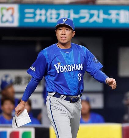 メンバー表の交換に向かう相川監督（撮影・西田忠信）