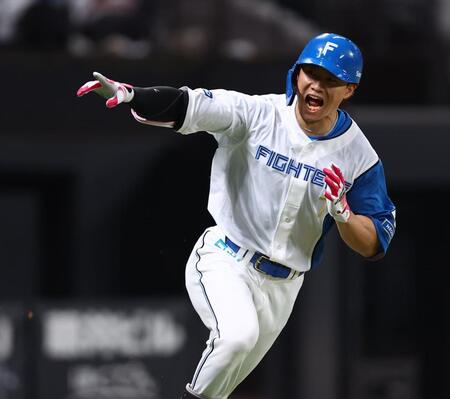 ２回、右前適時打を放ち、ベンチに向かって雄たけびを上げながら走る西川（撮影・中島達哉）