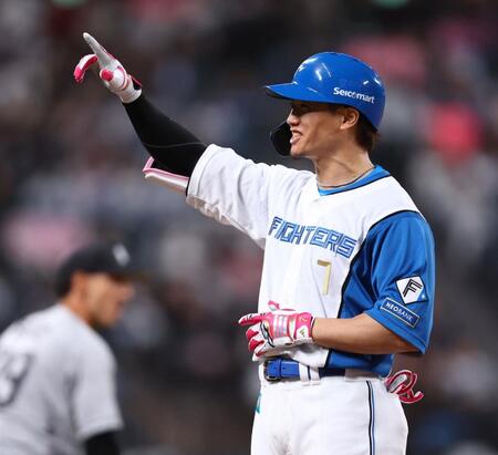 ２回、右前適時打を放ち、ベンチに向かってポーズをとる西川（撮影・中島達哉）