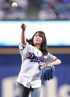 １日に始球式を務めたスノーボードの村瀬心椛（撮影・西岡正） 