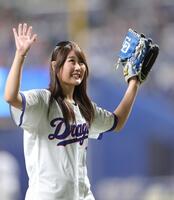 １日の始球式を終え、スタンドに手を振るスノーボードの村瀬心椛（撮影・西岡正） 