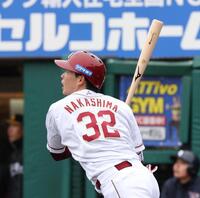 １回、中島は右越えに先頭打者ソロを放つ（撮影・佐々木彰尚）