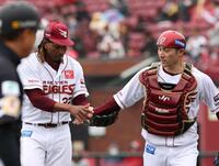 １回、楽天・伊藤光（右）とタッチをするウレーニャ（撮影・佐々木彰尚）