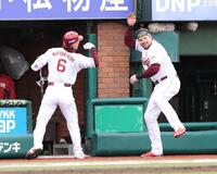 ７回、左越えにソロを放ちボイト（右）とポーズを決める村林（撮影・佐々木彰尚）