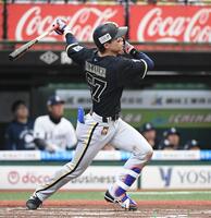 ６回、中川は左越えに２号３ランを放つ（撮影・佐藤厚）