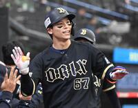 ６回、中川（右）は左越えに２号３ランを放ち、ナインに迎えられる（撮影・佐藤厚）