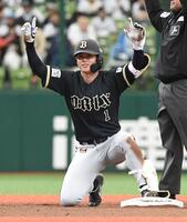 ６回、太田は右翼へ適時二塁打を放ち、ガッツポーズ（撮影・佐藤厚）