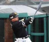 ８回、山川は左中間にソロを放つ（撮影・佐々木彰尚）