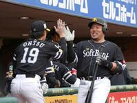 ８回、同点ソロを放ち大津（左）に出迎えられる山川（撮影・佐々木彰尚）