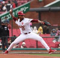 ソフトバンク打線相手に力投するウレーニャ（撮影・佐々木彰尚）