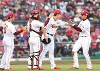 勝利に喜ぶ楽天ナイン（撮影・佐々木彰尚）